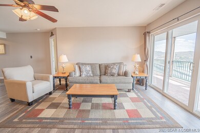 Large floor to ceiling lakeviews with great natura