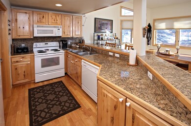 1890_lions_ridge_loop_12_kitchen