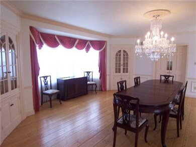Dining Room. Exquisite Chandalier