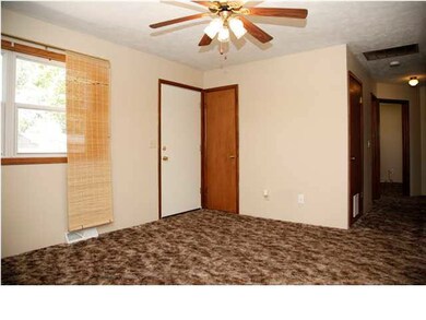 LIVING ROOM /ENTRY