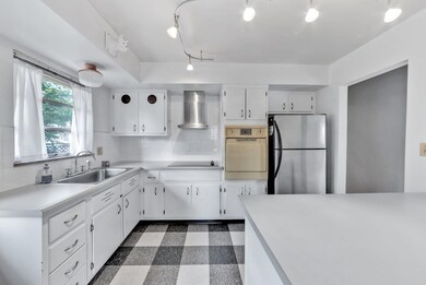 1350 Carbone Dr_11-SMALL