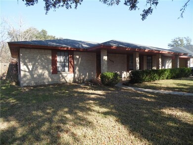 1009 Newhall St, Beeville, TX 78102 - photo 2