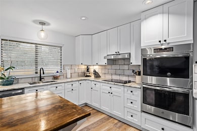 Kitchen with appliances with stainless steel fini