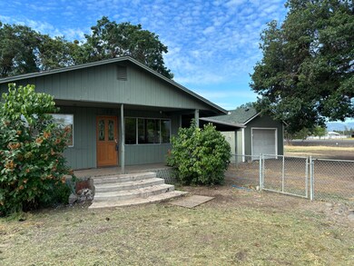 100 Laurelhurst St, Central Point, OR 97502 - photo 2