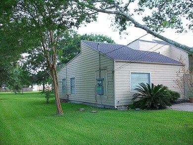1621 W Adoue St unit 1621, Alvin, TX 77511 - photo 3