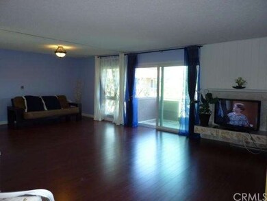 Extra large living room, easy to convert into 2nd 