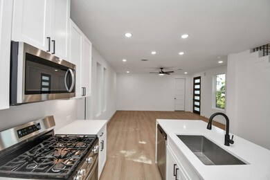 8402 Sunnyhill St, Houston, TX 77088 - photo 5