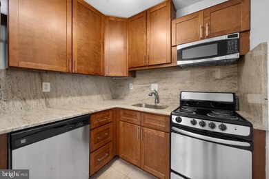 Hunting Creek Club unit 1410, Alexandria, VA 22303 - photo 5