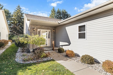 5009 Hidden Pines Ct, Midland, MI 48640 - photo 2