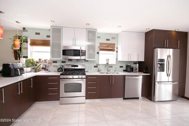 472 Dongan Hills Ave, Staten Island, NY 10305 - photo 6