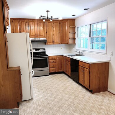 9534 Old Creek Dr, Fairfax, VA 22032 - photo 2