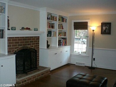Den/Family/Great Room - Chair rail, crown molding,