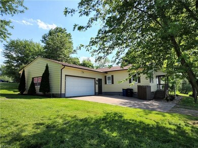newer garage door w power opener, concrete drive, 