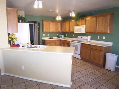 Kitchen with breakfast bar