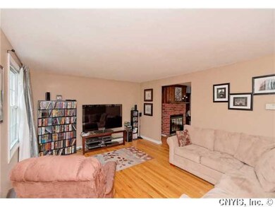 Living Room Bright and roomy!
