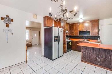 Dining area w/breakfast bar