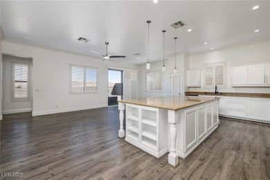Kitchen with large island, ample storage, Bosch ov