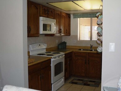 Kitchen w/newer range/oven