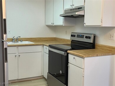 5060 Newport Cove Dr unit B, Las Vegas, NV 89119 - photo 7