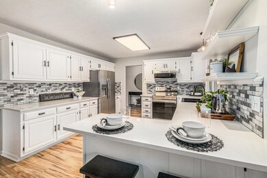 Kitchen w Quartz & new appliances