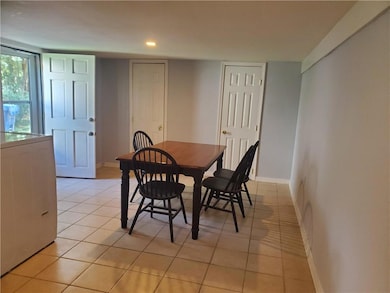 Large entry way, table & chairs can stay or go