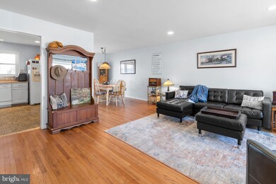 125 Louise Dr, Morrisville, PA 19067 - photo 4