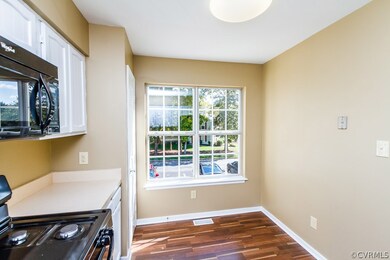 Bright kitchen, new flooring, all appliances conve