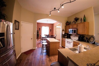 924 924 Pam Dr, Tyler, TX 75703 - photo 3