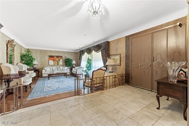 4396 University Pkwy, University Heights, OH 44118 - photo 5