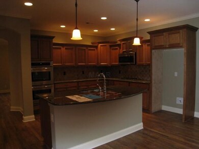 Beautiful open kitchen/hearthroom w/auto close dra
