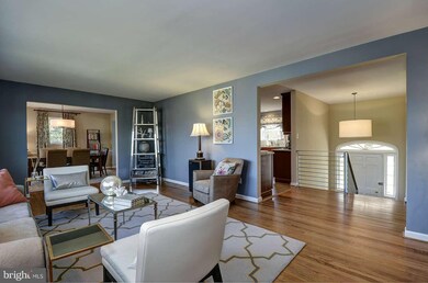 1537 Dahlia Ct, McLean, VA 22101 - photo 3