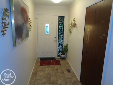 36702 Samoa Dr, Sterling Heights, MI 48312 - photo 2