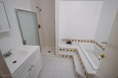 61 Country Dr E unit A, Staten Island, NY 10314 - photo 4