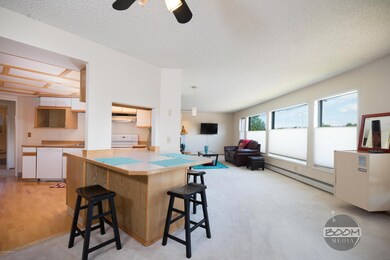 Breakfast bar/dining