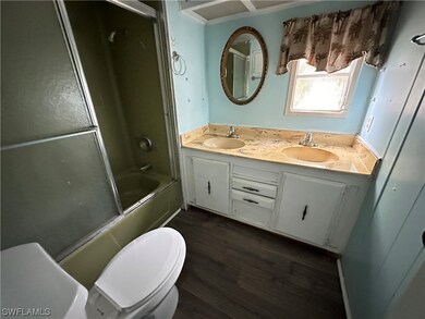 Bathroom w/ Tub & Shower