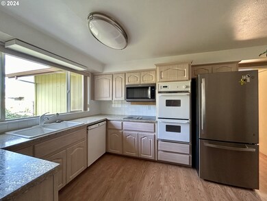 2104 Lewis St, the Dalles, OR 97058 - photo 2