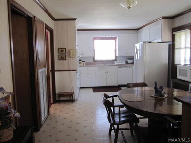 Eat-in Kitchen