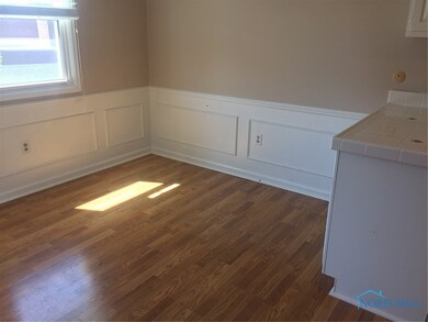 Updated Laminate floors flow thru dining room, kit