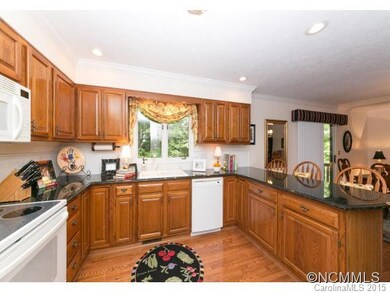 Kitchen w deck access