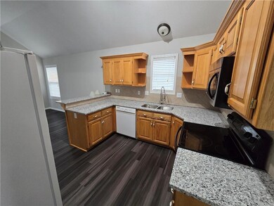 409 Shoreview Dr, Raymore, MO 64083 - photo 3