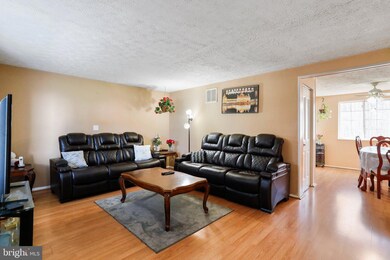 8156 Willowdale Ct, Springfield, VA 22153 - photo 3