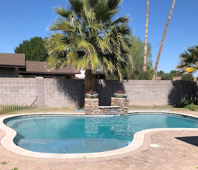 808 N Hobson Cir