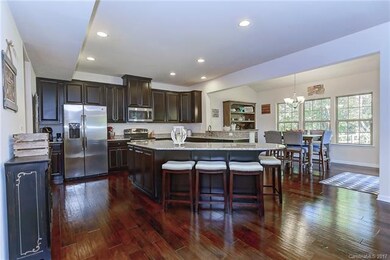 Large breakfast nook or sunroom for additional sea