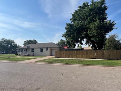 300 N Lowe St, Hobart, OK 73651 - photo 3