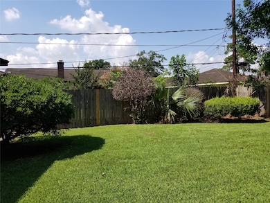 1042 Creekmont Dr, Houston, TX 77091 - photo 5