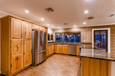 4646 E Desert Forest Trail-large-009-5-K