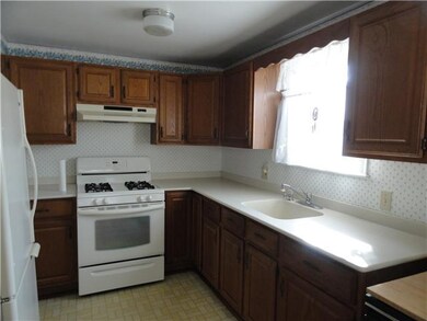 Kitchen Kitchen features oak cabinets with Corian 