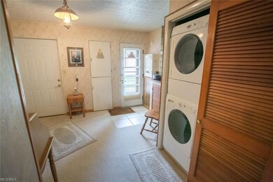 400 East Ford Ave. Barberton, OH 44203 - Entry Way