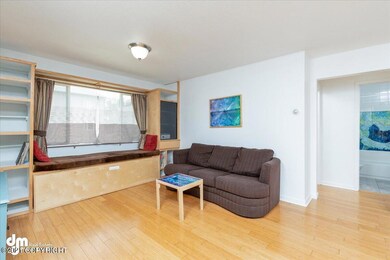 04-Living Room 20210622-DW-9980