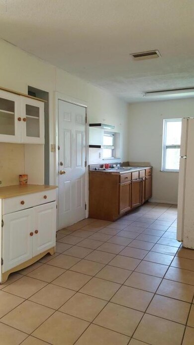 2421 Cherbourg ( Kitchen 2)